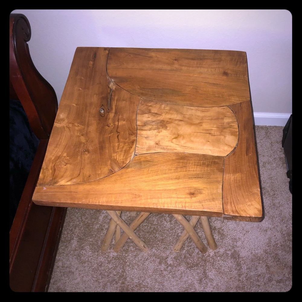 Light Wood end table in excellent condition